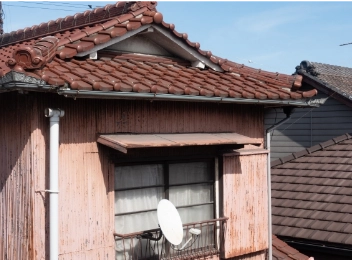 経年劣化してボロボロになった建物