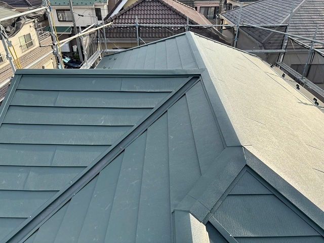 さいたま市にて屋根修理〈瓦からスーパーガルテクトへ葺き替え工事〉