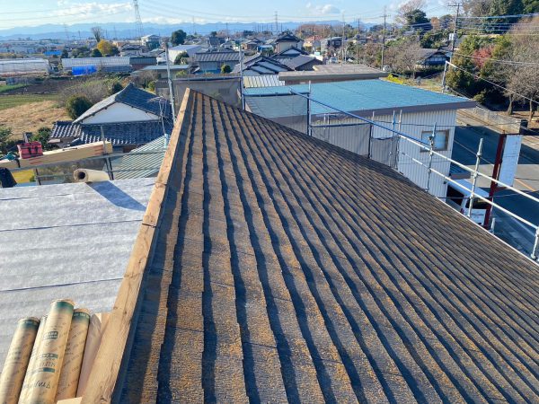 さいたま市にて外壁工事、屋根修理〈スレート屋根からスーパーガルテクトへカバー工法〉の施工前写真
