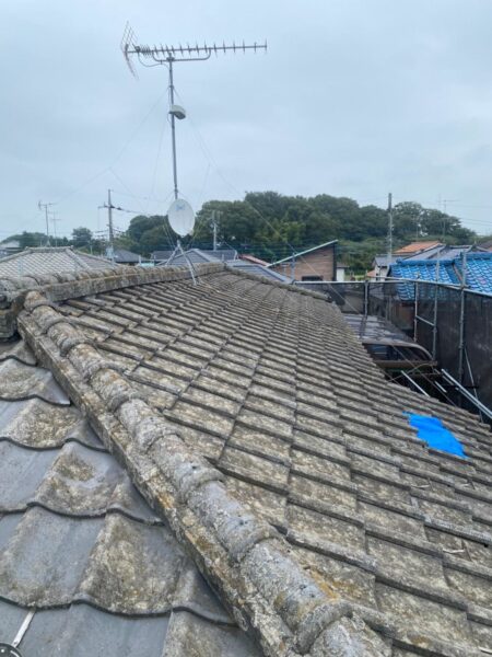さいたま市浦和区にて屋根修理・葺き替え工事〈瓦からスーパーガルテクトへの葺き替え〉の施工前写真