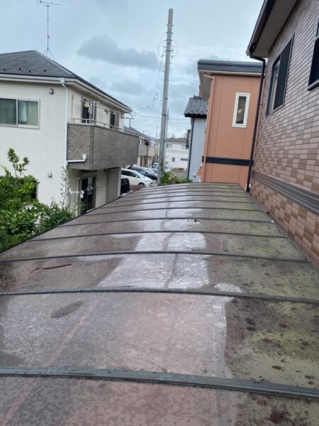 さいたま市大宮区にてカーポート張替え〈雹災による穴あき〉の施工前写真