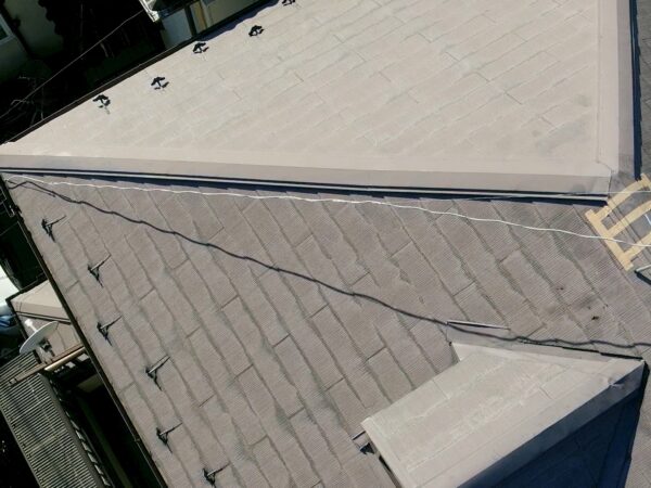 さいたま市見沼区にて棟板金の浮きを根本修理〈屋根塗装と雨樋の取付も実施〉の施工前写真