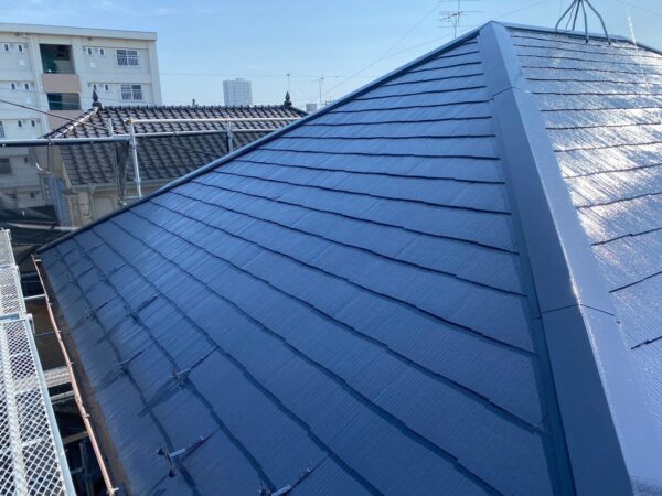 さいたま市見沼区にて棟板金の浮きを根本修理〈屋根塗装と雨樋の取付も実施〉の施工後写真