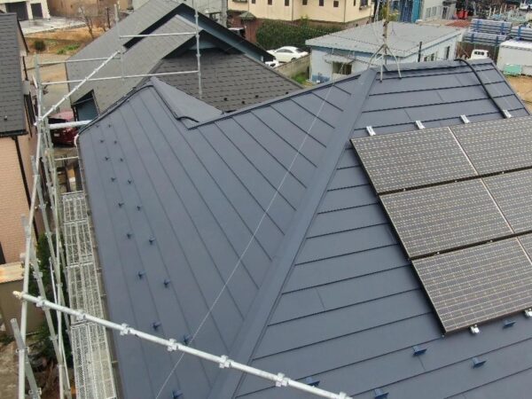 さいたま市岩槻区にてパミール屋根のカバー工法〈太陽光パネルも脱着対応〉の施工後写真