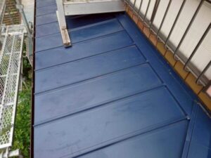 さいたま市岩槻区の雨漏り修理〈天井雨染みを下屋根葺き替えと外壁張替えで根本から解決〉