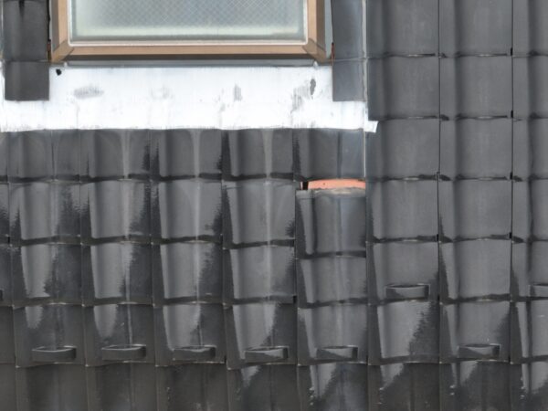 さいたま市見沼区にて雨漏り修理〈天窓からの雨漏り・瓦葺き直し〉の施工前写真