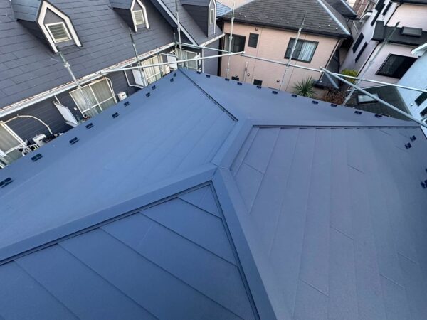 さいたま市大宮区にて雨漏り修理〈スーパーガルテクトへの葺き替え工事〉の施工後写真