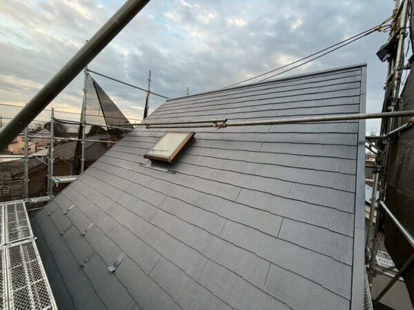 さいたま市岩槻区にて雨漏り修理〈天窓からの雨漏り・屋根カバー工事〉の施工後写真