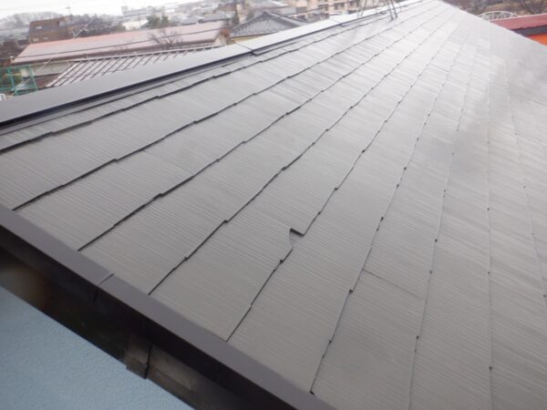 さいたま市西区にてスーパーガルテクトへのカバー工法〈築20年棟と屋根の割れが気になるとのご相談〉の施工前写真