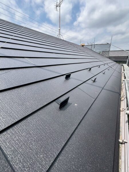 さいたま市西区にてスーパーガルテクトへのカバー工法〈築20年棟と屋根の割れが気になるとのご相談〉の施工後写真