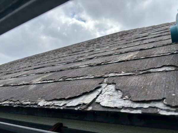 さいたま市北区にて屋根修理〈パミール屋根の捲れ・カバー工法〉の施工前写真