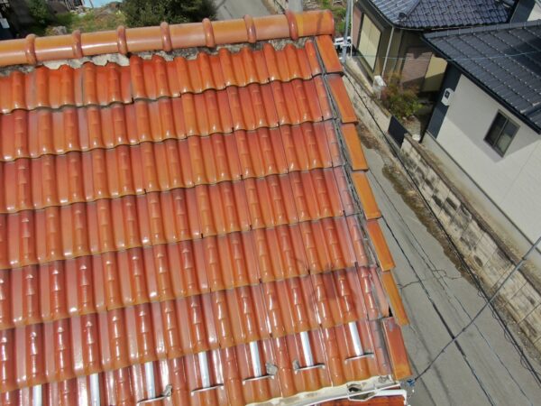 さいたま市大宮区にて雨漏り修理〈ケラバのズレ・葺き直し工事〉の施工前写真