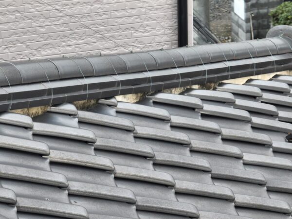 さいたま市緑区にて屋根修理〈漆喰のひび割れ・カビの発生〉の施工前写真