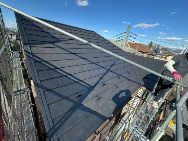 さいたま市緑区にて屋根修理・カバー工法〈屋根材の割れ、色褪せの心配から〉の施工後写真