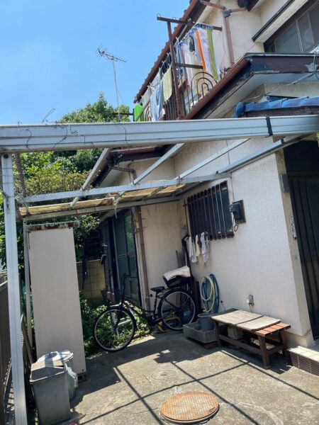 さいたま市緑区にて駐車場屋根の張り替え工事の施工前写真