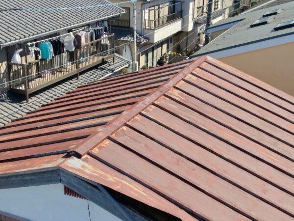 さいたま市見沼区にて屋根修理〈トタン屋根の捲れ、張替え工事〉の施工前写真