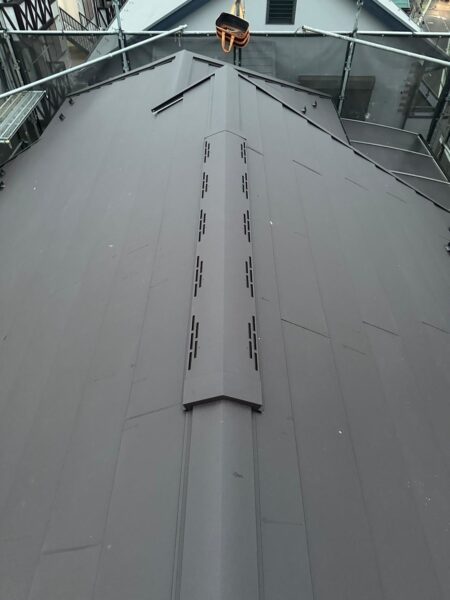 さいたま市大宮区にて雨漏り修理・屋根修理〈スーパーガルテクトへの葺き替え工事〉の施工後写真