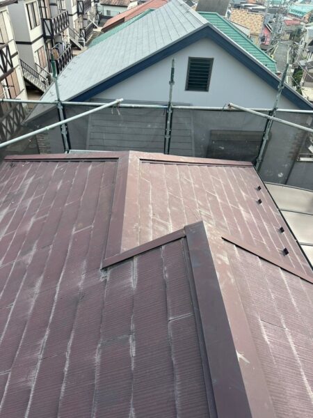 さいたま市大宮区にて雨漏り修理・屋根修理〈スーパーガルテクトへの葺き替え工事〉の施工前写真