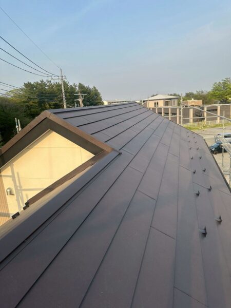 さいたま市見沼区にて屋根修理〈パミール屋根からスーパーガルテクトへのカバー工法〉の施工後写真