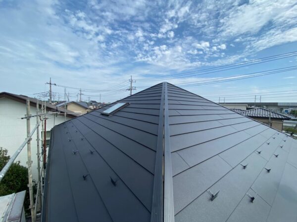 さいたま市見沼区にて屋根修理〈カラーベストからスーパーガルテクトへのカバー工法〉の施工後写真